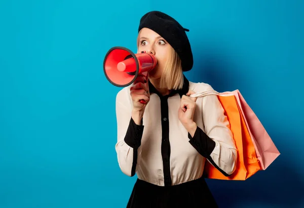 Hermosa mujer francesa en boina con bolsas de compras y loudspea —  Fotos de Stock