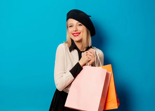 Prachtige blond meisje met shopping tassen — Stockfoto