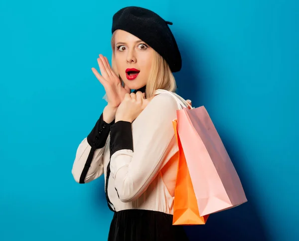 Gyönyörű szőke lány bevásárló táskák — Stock Fotó