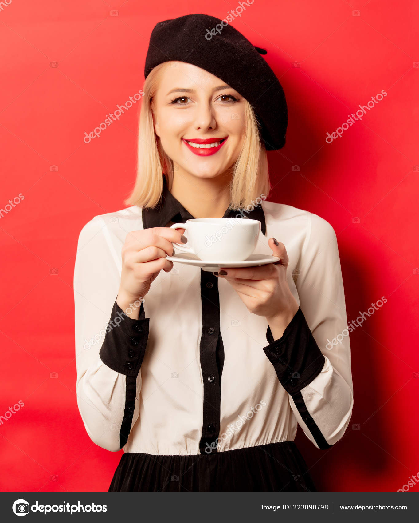 Hermosa mujer francesa en sostiene la taza de café en el fotografía de stock © massonforstock #323090798 | Depositphotos