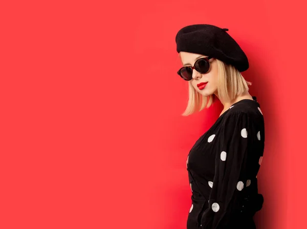 Hermosa mujer francesa en boina sobre fondo rojo — Foto de Stock