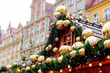 Noel ağacı deokasyonu, Wroclaw, Polonya 'da piyasada mücevherler