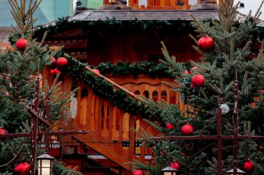 Noel ağacı deokasyonu, Wroclaw, Polonya 'da piyasada mücevherler