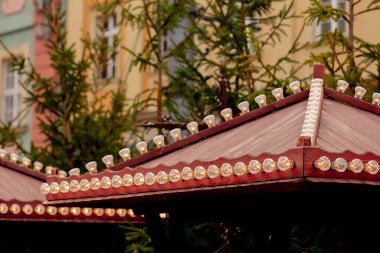 Polonya 'nın Wroclaw şehrinin çatısında Noel ışıkları 