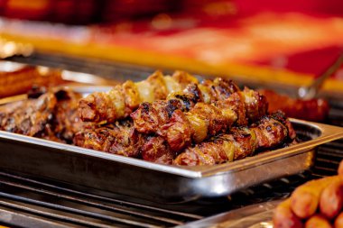 Polonya 'nın Wroclaw kentindeki Noel pazarında geleneksel ciladan et