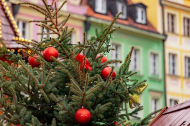 Noel ağacı deokasyonu, Wroclaw, Polonya 'da piyasada mücevherler