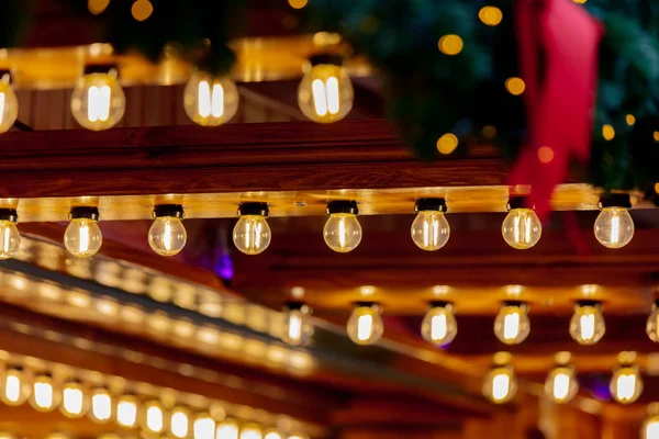 Казкове світло прикраса дерев'яних будинків на різдвяному ринку в — стокове фото