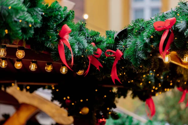 Dekoracja gałązek świerkowych na jarmarku bożonarodzeniowym we Wrocławiu — Zdjęcie stockowe