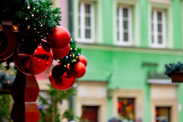 Deocração de árvore de Natal, bugigangas no mercado em Wroclaw, Polônia — Fotografia de Stock