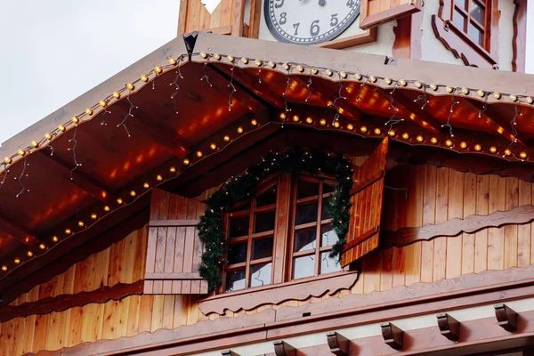 Karácsonyi fények a tetőn Wroclaw, Lengyelország — Stock Fotó