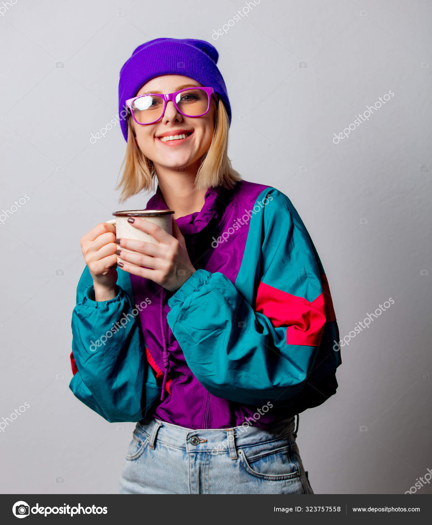 Stiliskvinne i 90-tallsklær med kaffekopp – stockfoto © massonforstock  #323757558, image size:1400x1700