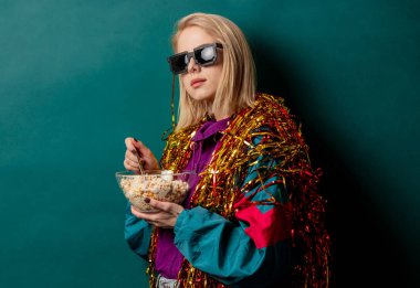 90 'ların punk elbiseli stil kadını yeni yıl salatasıyla 