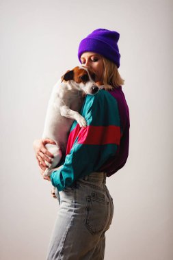 90 'lı yılların punk elbiseli, beyaz renkli arka Grou köpekli stil kadını.