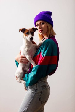 90 'lı yılların punk elbiseli, beyaz renkli arka Grou köpekli stil kadını.