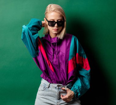 90 'lı yılların punk elbiseli stil kadını Aqua mens' in arka planında 