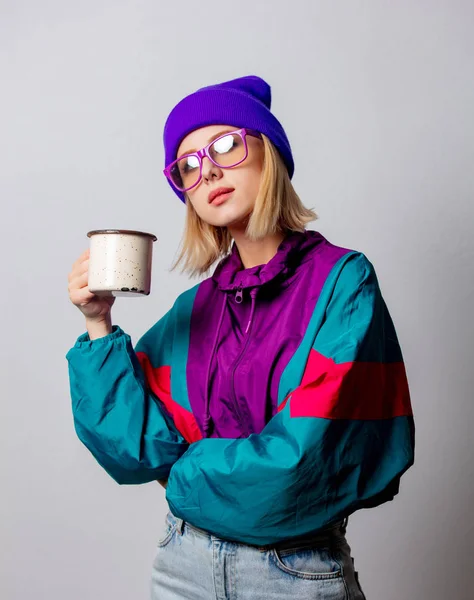 Style femme dans les années 90 vêtements punk avec tasse de café — Photo