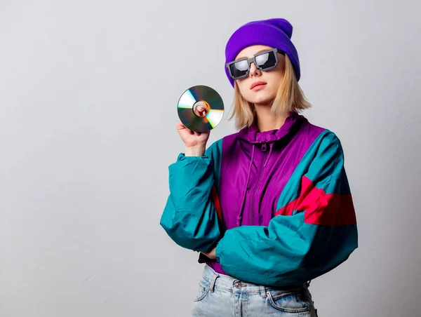 Stijl vrouw in jaren 90 punk kleding met Cd — Stockfoto