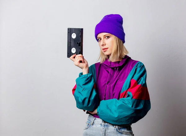 90年代风格女人带着Vhs盒式磁带的朋克服装 — 图库照片