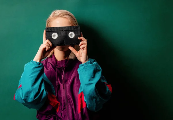 Stijl vrouw in jaren 90 punk kleding met Vhs cassette — Stockfoto