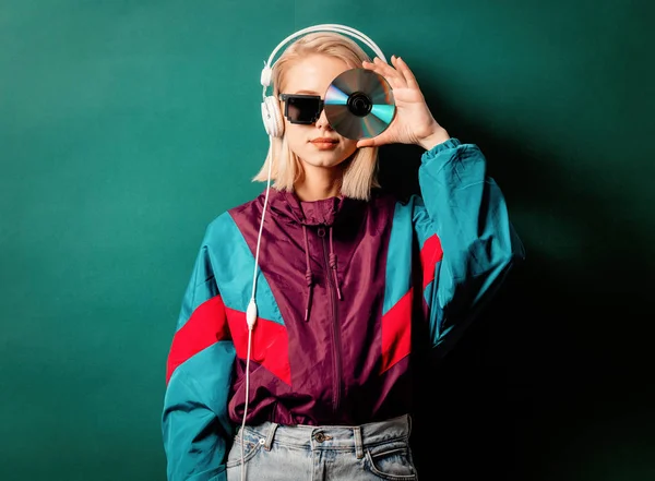 Стиль жінки в 90-х панк-одяг з навушниками та компакт-диском — стокове фото