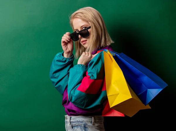 쇼핑 백 이있는 90 대 스타일의 펑크 옷을 입은 스타일의 여성 — 스톡 사진