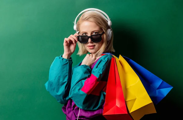スタイル女性で90パンク服でショッピングバッグ — ストック写真