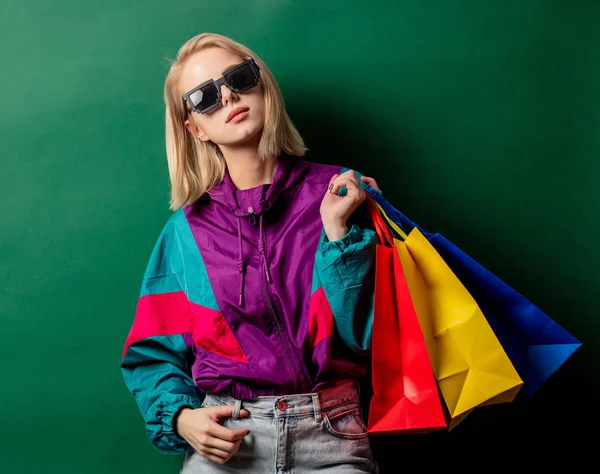 Stile donna in abiti punk anni '90 con borse della spesa — Foto Stock