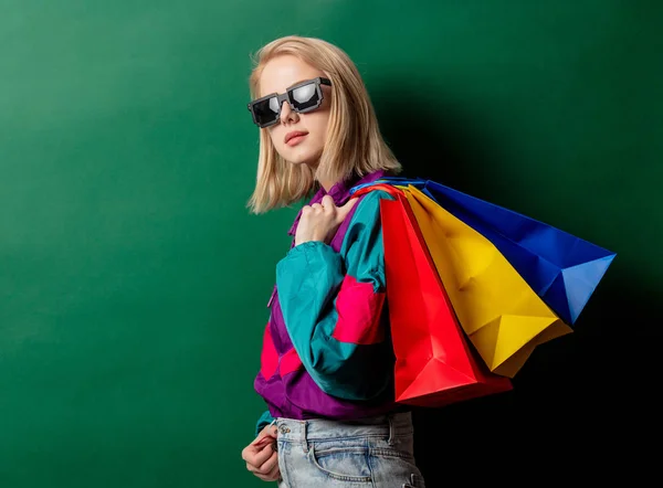 Stijl vrouw in jaren 90 punk kleding met boodschappentassen — Stockfoto