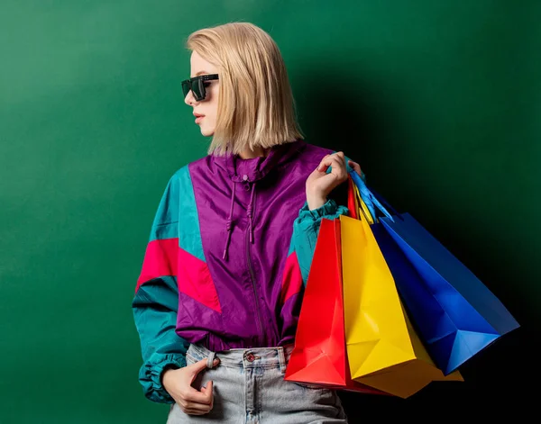 Stile donna in abiti punk anni '90 con borse della spesa — Foto Stock