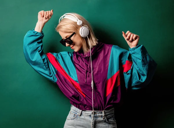 Stijl vrouw in zonnebril met hoofdtelefoon op aqua menthe kleur b — Stockfoto