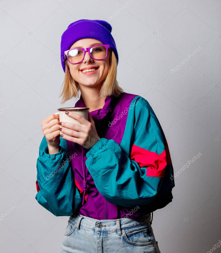 Fotos de Mujer de estilo en los años 90 ropa punk con taza de café - Imagen  de © massonforstock #323757558