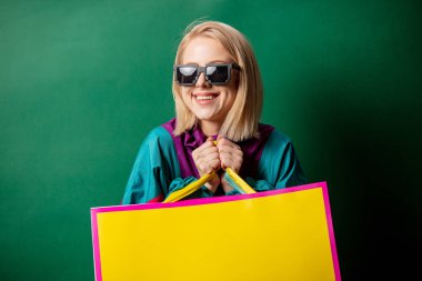 90 'ların tarzı ceketli, yeşil çantalı sarışın kız.