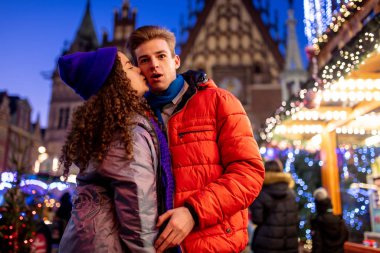 Wroclaw, Polonya 'da Noel pazarında genç bir çift