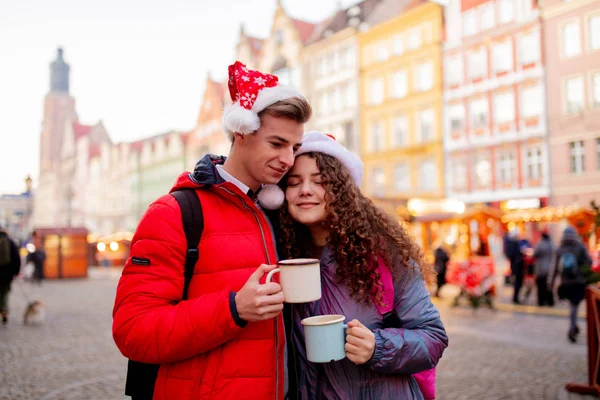 Coppia giovane con bevande al mercatino di Natale a Breslavia, Polonia — Foto Stock