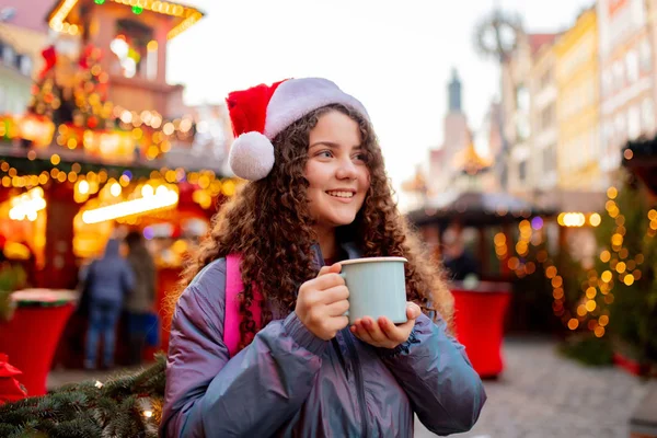 Jovem com bebida no mercado de Natal em Wroclaw, Polônia — Fotografia de Stock