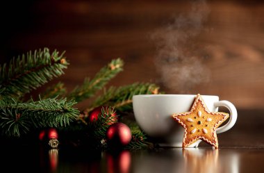 Masada bir fincan kahve ve zencefilli kurabiye.