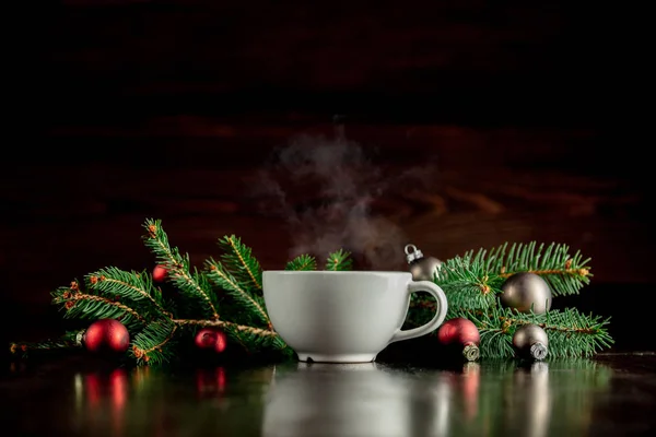 Heiße Tasse Kaffee und Weihnachtsdekoration auf Holztisch — Stockfoto