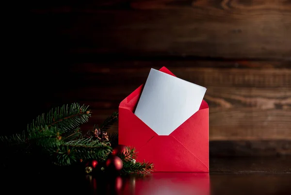 Árvore de Natal e bugigangas com envelope — Fotografia de Stock