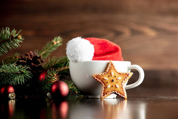 Noel Baba şapkası ve fincanı zencefilli kurabiye — Stok fotoğraf