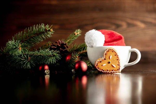 Jultomten hatt och kopp med pepparkaka — Stockfoto