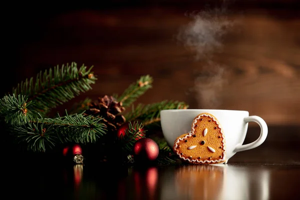 Tasse Kaffee und Lebkuchen auf dem Tisch — Stockfoto