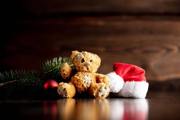Babbo Natale cappello e orsacchiotto giocattolo — Foto Stock