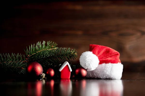 Cappello Babbo Natale e casetta — Foto Stock