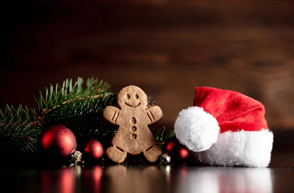 Santa Claus hat and gingerbread man cookie — Stock Photo, Image