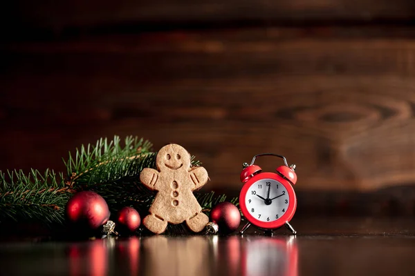 Vintage alarm clock and Christmas tree with cookie — Stock Photo, Image