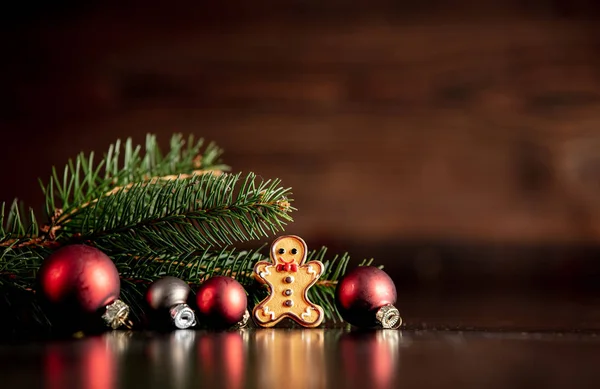 Biscoitos de gengibre e árvore de Natal — Fotografia de Stock