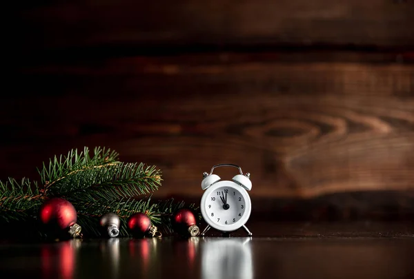 Sveglia vintage e decorazione natalizia su tavolo in legno — Foto Stock