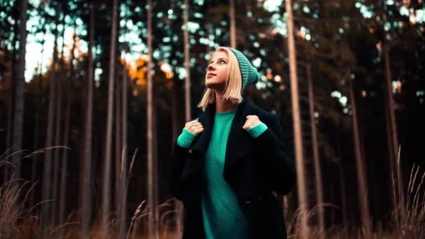 Молода Блондинка Лісі Під Час Заходу Сонця — стокове відео