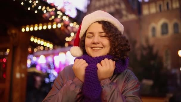Fiatal Lány Karácsonyi Piacon Wroclaw Lengyelország — Stock videók