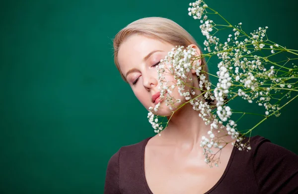 Όμορφη γυναίκα με γυψόφυλλες λουλούδι σε πράσινο φόντο — Φωτογραφία Αρχείου